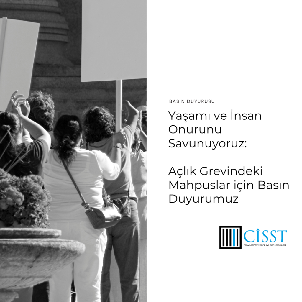 Siyah-beyaz fotoğrafta, bir grup insanın protesto sırasında ellerinde pankartlarla bir araya geldiği görülüyor. Katılımcılar arkadan kadraja alınmış; bazıları ellerini havaya kaldırmış, bazıları pankart tutuyor. Sağ tarafta gri zemin üzerinde “Basın Duyurusu” başlığıyla “Yaşamı ve İnsan Onurunu Savunuyoruz: Açlık Grevindeki Mahpuslar için Basın Duyurumuz” metni yer alıyor. Alt bölümde CİSST logosu bulunuyor.