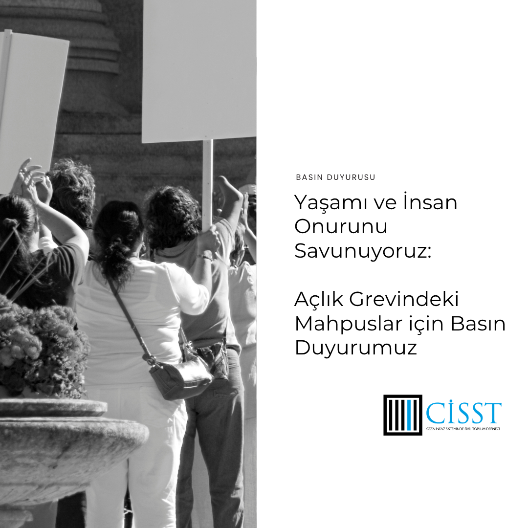 Siyah-beyaz fotoğrafta, bir grup insanın protesto sırasında ellerinde pankartlarla bir araya geldiği görülüyor. Katılımcılar arkadan kadraja alınmış; bazıları ellerini havaya kaldırmış, bazıları pankart tutuyor. Sağ tarafta gri zemin üzerinde “Basın Duyurusu” başlığıyla “Yaşamı ve İnsan Onurunu Savunuyoruz: Açlık Grevindeki Mahpuslar için Basın Duyurumuz” metni yer alıyor. Alt bölümde CİSST logosu bulunuyor.