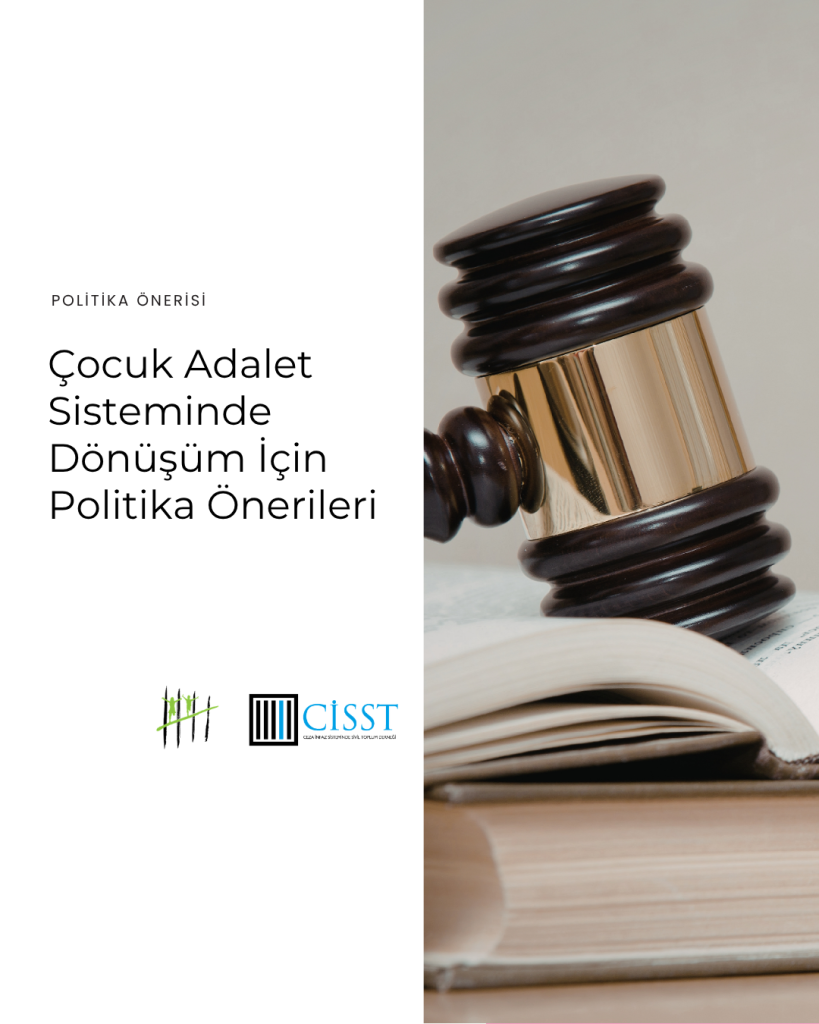 Kapakta iki sütunlu sade ve kurumsal bir tasarım yer alıyor. Sol tarafta açık gri zemin üzerinde metinler ve logolar bulunurken, sağ tarafta hukuk temasını çağrıştıran bir fotoğraf kullanılmış. Sol bölümde üst kısımda küçük puntolarla “POLİTİKA ÖNERİSİ” ifadesi yer alıyor. Altında büyük ve modern bir yazı tipiyle “Çocuk Adalet Sisteminde Dönüşüm İçin Politika Önerileri” başlığı yazılmış. Sayfanın alt kısmında iki kurum logosu bulunuyor; sağdaki logo mavi tonlarında “CİSST” logosu. Sağ bölümde yakın plan bir hâkim tokmağı görseli yer alıyor. Tokmak koyu kahverengi ve altın renk detaylara sahip. Tokmak, açık duran kalın bir kitabın üzerinde duruyor. Arka plan açık tonlarda ve yumuşak ışıklı. Genel tasarım minimalist, resmi ve politika raporu kapağı estetiğine sahip.